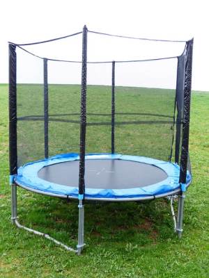 kleines Gartentrampolin mit Netz