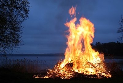 Lagerfeuer machen: Unsere Anleitung, Tipps & Tricks