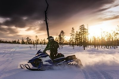 Schneemobil fahren