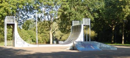 Skatepark mit Halfpipe