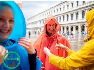 Ponchos mit Aermeln, Reissverschluss und Rucksackschutz
